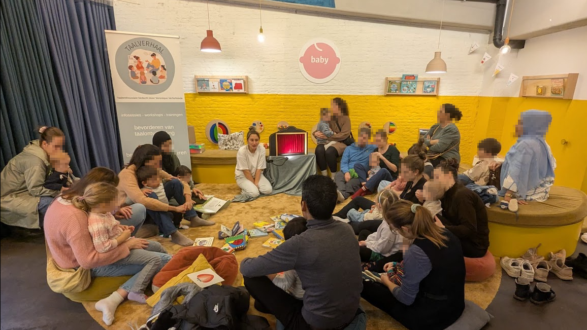 Kinderen en ouders tijdens een voorleessessie
