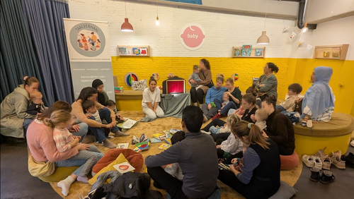 Kinderen en ouders tijdens een voorleessessie
