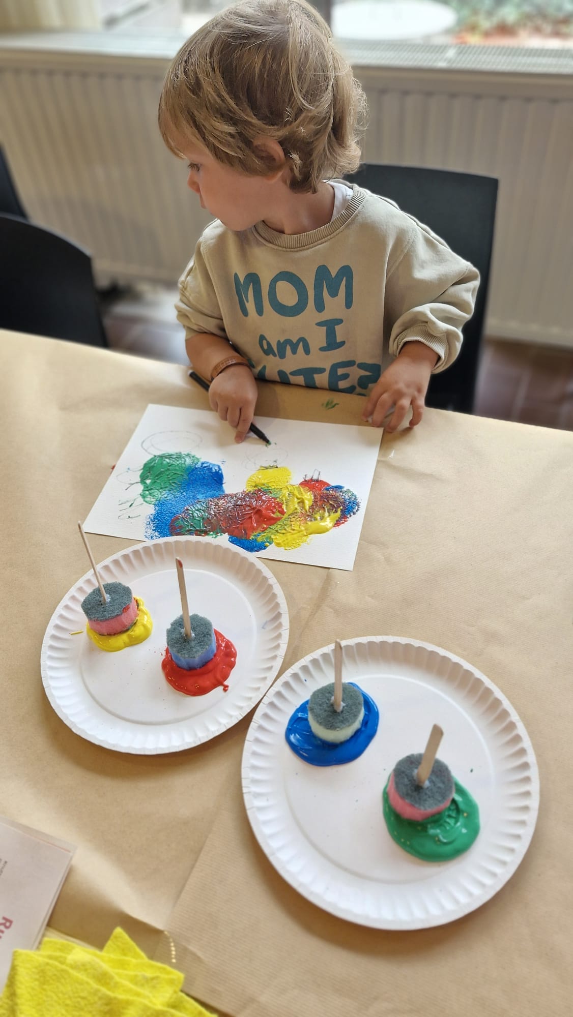 Twee kinderen met geschminkte gezichtjes eten een ijsje