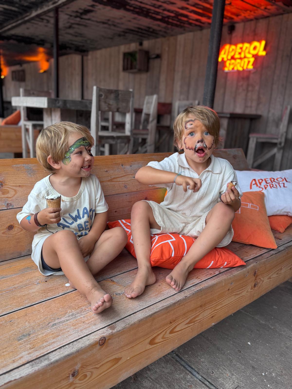 Kindje schildert met verfsponsjes aan tafel